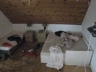 voyeurcam-julmodels-whitebed-2