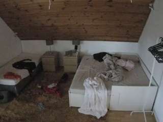 voyeurcam-julmodels-whitebed-2