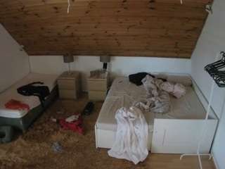 voyeurcam-julmodels-whitebed-2