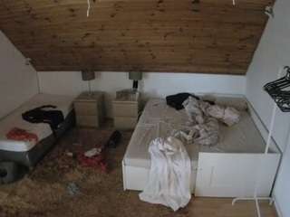 voyeurcam-julmodels-whitebed-2