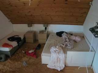 voyeurcam-julmodels-whitebed-2