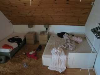 voyeurcam-julmodels-whitebed-2