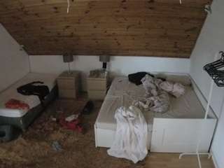 voyeurcam-julmodels-whitebed-2