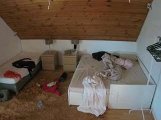 voyeurcam-julmodels-whitebed-2