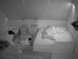 voyeurcam-julmodels-whitebed-2