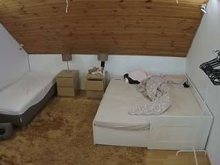voyeurcam-julmodels-whitebed-2