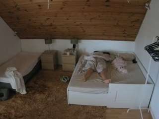 voyeurcam-julmodels-whitebed-2