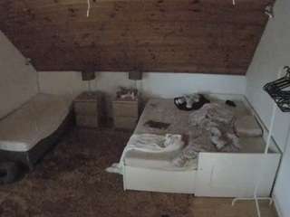 voyeurcam-julmodels-whitebed-2