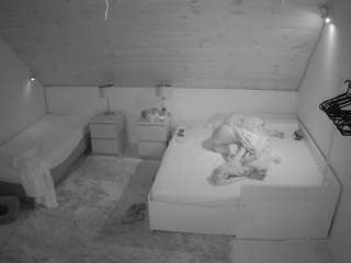 voyeurcam-julmodels-whitebed-2