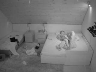 voyeurcam-julmodels-whitebed-2