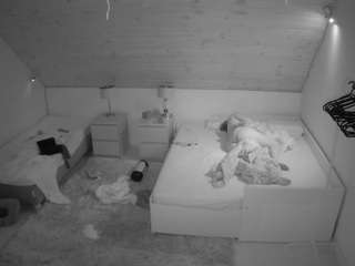 voyeurcam-julmodels-whitebed-2