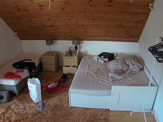 voyeurcam-julmodels-whitebed-2