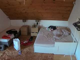 voyeurcam-julmodels-whitebed-2