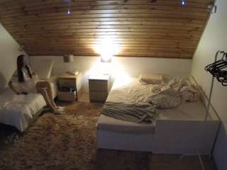 voyeurcam-julmodels-whitebed-2 camsoda