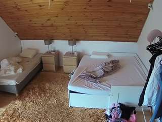 voyeurcam-julmodels-whitebed-2