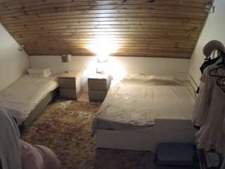 voyeurcam-julmodels-whitebed-2