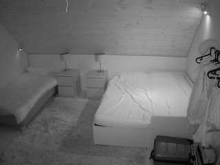 voyeurcam-julmodels-whitebed-2