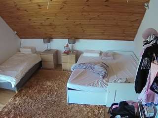 voyeurcam-julmodels-whitebed-2