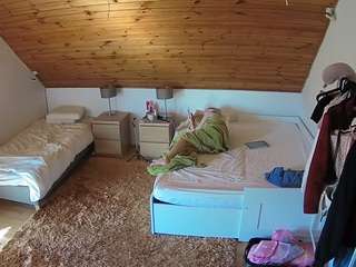 voyeurcam-julmodels-whitebed-2