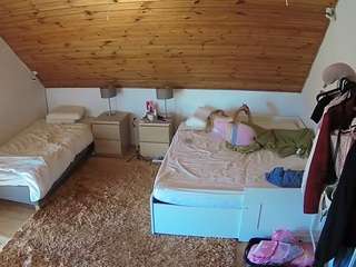 voyeurcam-julmodels-whitebed-2