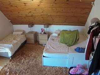 voyeurcam-julmodels-whitebed-2