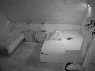 voyeurcam-julmodels-whitebed-2
