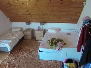 voyeurcam-julmodels-whitebed-2