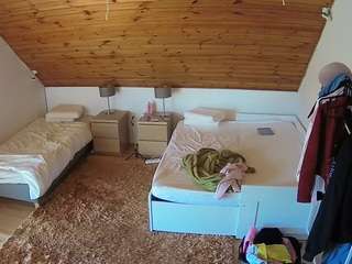 voyeurcam-julmodels-whitebed-2