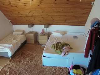 voyeurcam-julmodels-whitebed-2