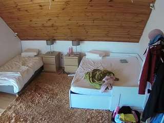 voyeurcam-julmodels-whitebed-2
