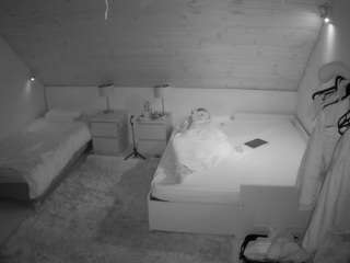 voyeurcam-julmodels-whitebed-2