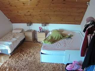 voyeurcam-julmodels-whitebed-2