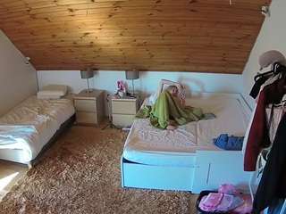 voyeurcam-julmodels-whitebed-2