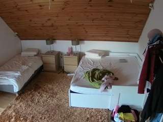 voyeurcam-julmodels-whitebed-2