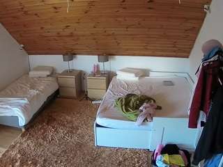 voyeurcam-julmodels-whitebed-2