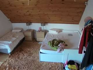 voyeurcam-julmodels-whitebed-2
