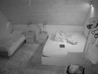 voyeurcam-julmodels-whitebed-2