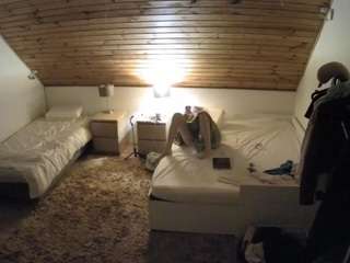 voyeurcam-julmodels-whitebed-2