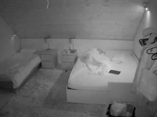 voyeurcam-julmodels-whitebed-2