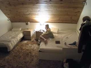 voyeurcam-julmodels-whitebed-2