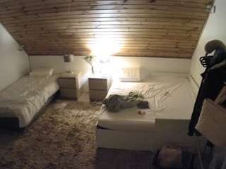 voyeurcam-julmodels-whitebed-2