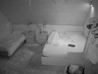 voyeurcam-julmodels-whitebed-2