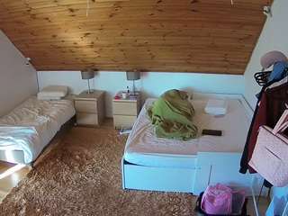 voyeurcam-julmodels-whitebed-2