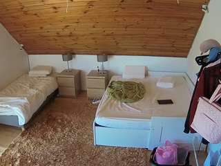 voyeurcam-julmodels-whitebed-2