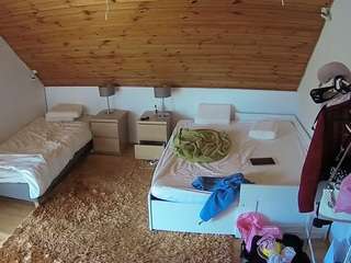 voyeurcam-julmodels-whitebed-2