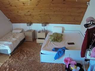 voyeurcam-julmodels-whitebed-2