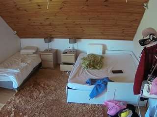 voyeurcam-julmodels-whitebed-2