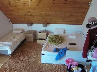 voyeurcam-julmodels-whitebed-2