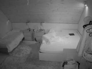 voyeurcam-julmodels-whitebed-2