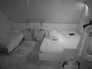 voyeurcam-julmodels-whitebed-2